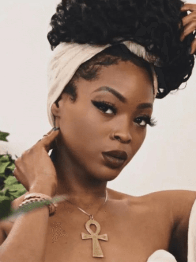 Aza Rae performing live