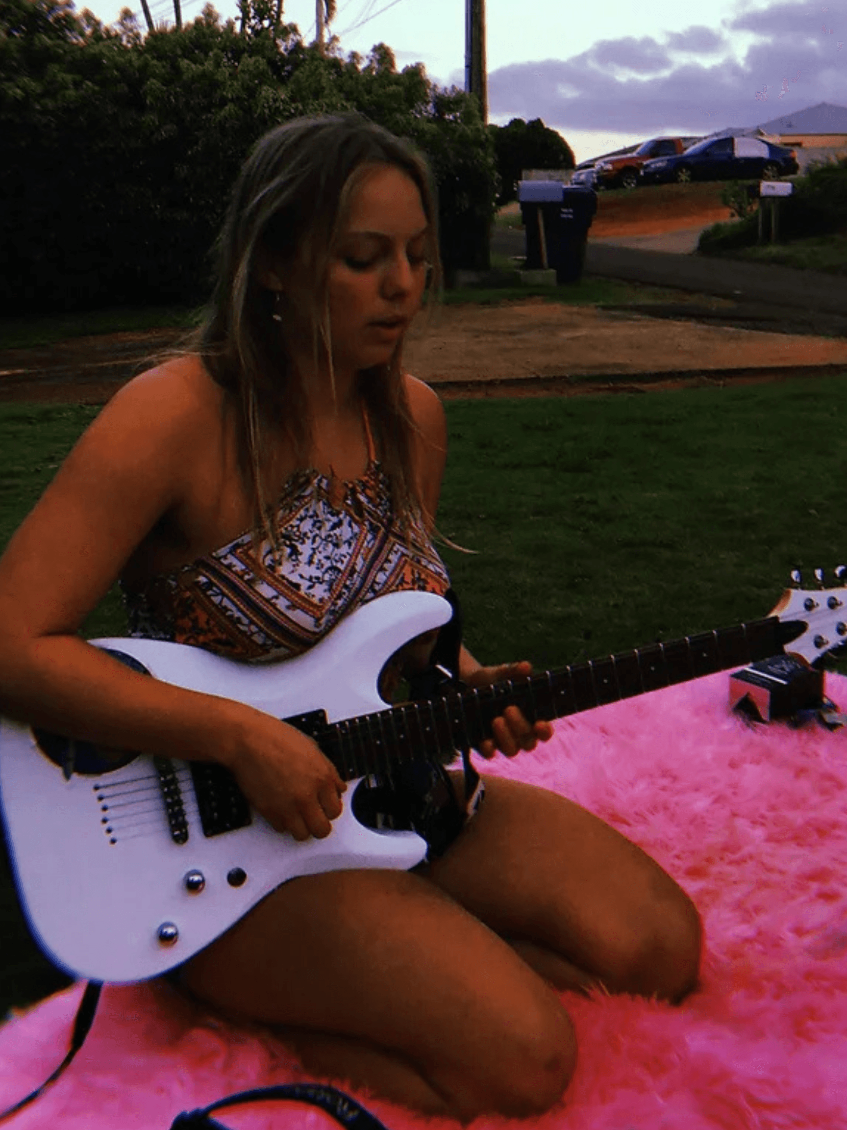 Lo singing live
